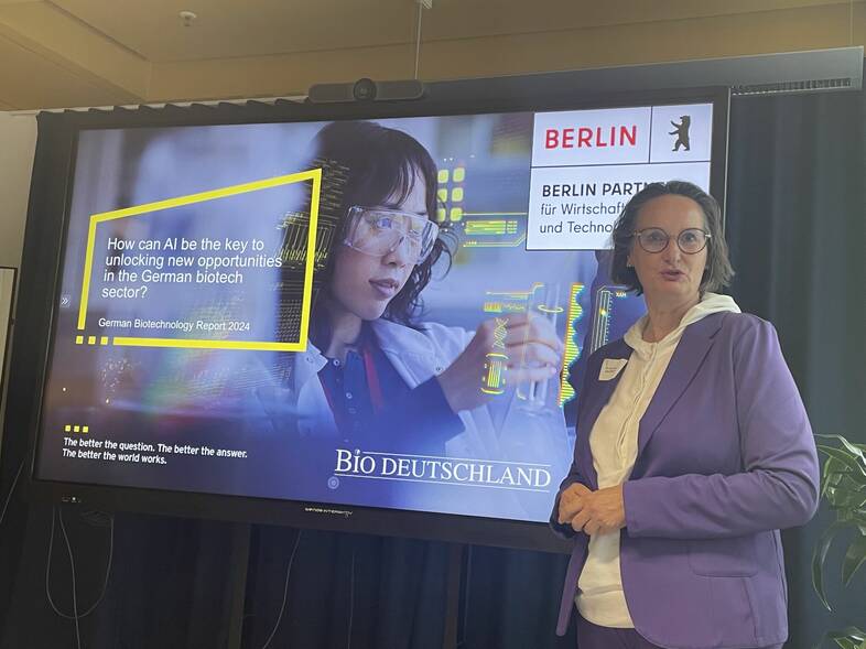 Frau vor einem Bildschirm
